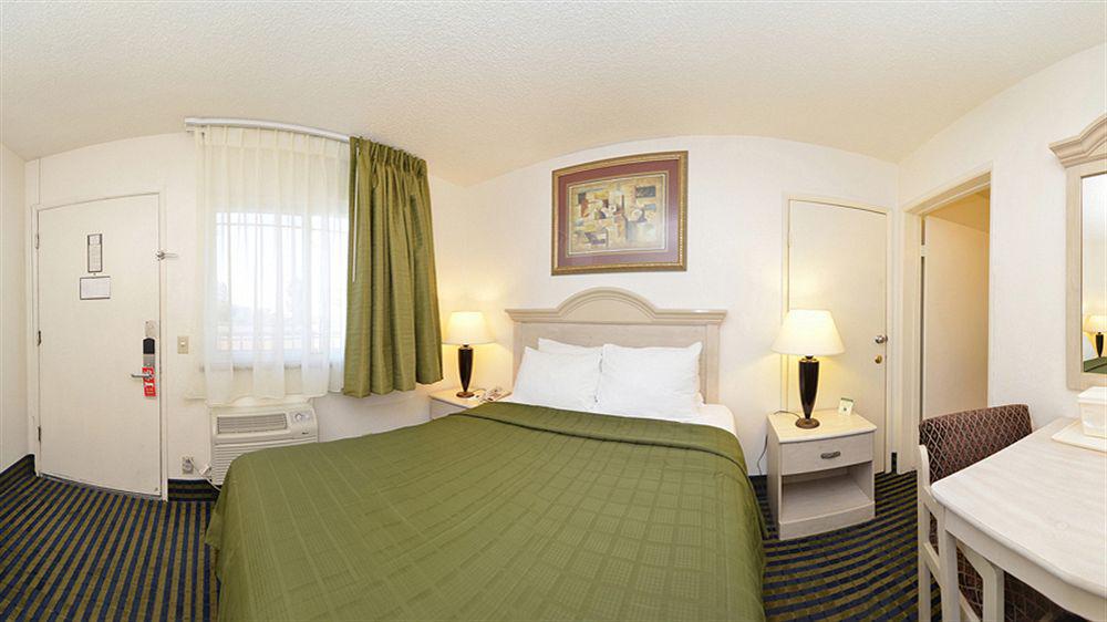 Super 8 By Wyndham San Diego Hotel Circle Ngoại thất bức ảnh